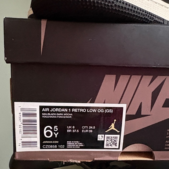 Nike Classic Black and White Low-Tops - Picture 4 of 4